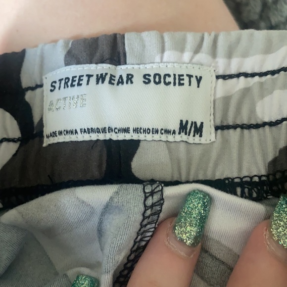 Jegging style camo print black and white medium pants - Picture 3 of 3